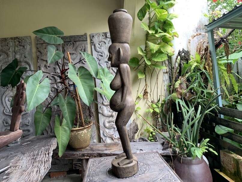 BALINESE WOMEN SCULPTURE 1200mm Bali Aga Tribe Statue Figure Figurine Jar BALINESE WOMEN SCULPTURE 1200mm Bali Aga Tribe Statue Figure Figurine Jar